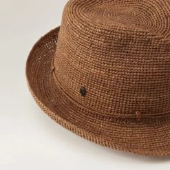 Sam -Chic & Cozy HAT51553 Nutshell 4